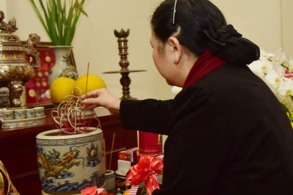 Thắp 3 nén hương được sử dụng nhiều trong các dịp giỗ chạp hoặc ngày lễ không quá lớn Thắp 3 nén hương được sử dụng nhiều trong các dịp giỗ chạp hoặc ngày lễ không quá lớn