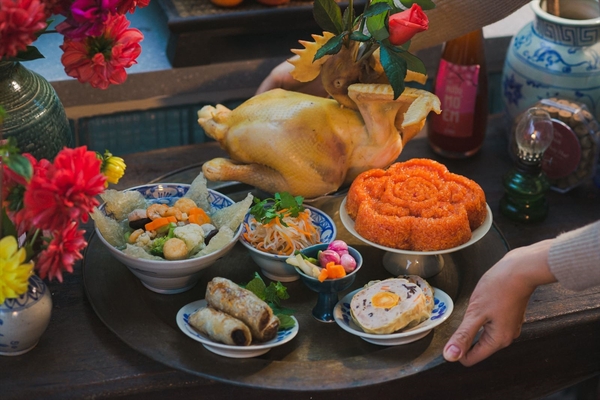 Mâm lễ mặn gồm gà, thịt lợn, xôi, và các món ăn truyền thống khác Mâm lễ mặn gồm gà, thịt lợn, xôi, và các món ăn truyền thống khác