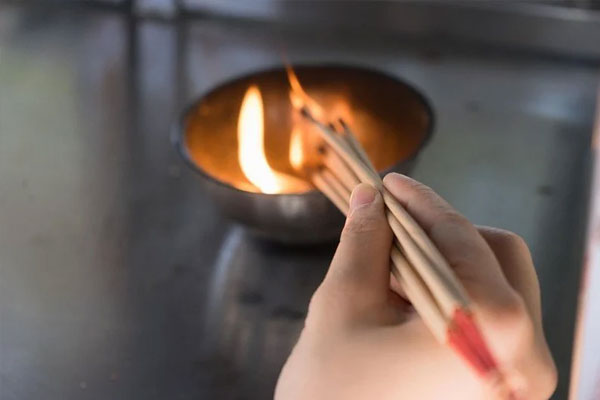 Khi cúng gia tiên, gia chủ thường thắp 3 nén hương hoặc 5 nén hương trên bàn thờ Khi cúng gia tiên, gia chủ thường thắp 3 nén hương hoặc 5 nén hương trên bàn thờ