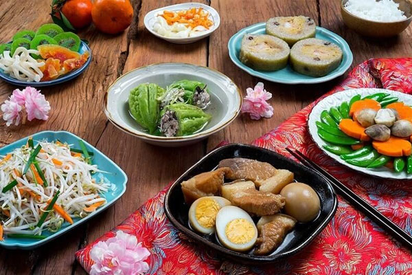Mâm lễ mặn cúng gia tiên sẽ bao gồm gà, bánh chưng, giò chả,....và các món ăn truyền thống khác tùy theo vùng miền
