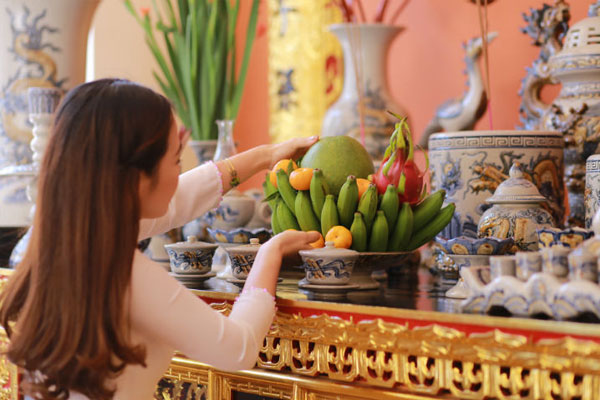 Chuẩn bị lễ vật dâng lên bàn thờ gia tiên đã trở thành một nét đẹp văn hóa tâm linh của người Việt