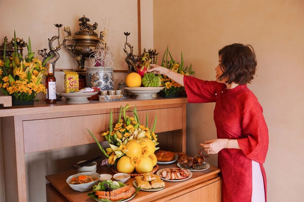 Mâm lễ mặn cúng gia tiên bao gồm gà luộc, thịt luộc, canh xương,....