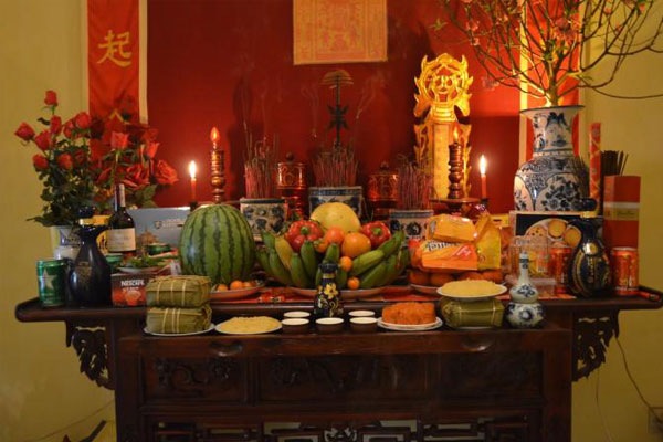 Phần lễ chay với các loại hoa quả, bánh kẹo sẽ được đặt ở trên Phần lễ chay với các loại hoa quả, bánh kẹo sẽ được đặt ở trên