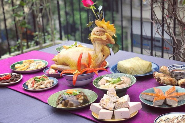 Mâm cỗ mặn sẽ gồm gà luộc, xôi, chè,...và các món ăn truyền thống
