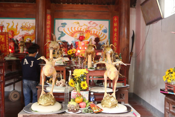 Mâm lễ mặn gồm gà luộc, heo quay, xôi chè và các món ăn truyền thống khác