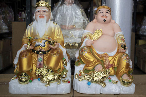 Tượng Thần Tài Thổ Địa là biểu tượng của sự thịnh vượng và may mắn trong đời sống tâm linh. Tượng Thần Tài Thổ Địa là biểu tượng của sự thịnh vượng và may mắn trong đời sống tâm linh.