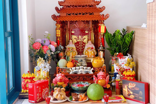 Bàn thờ Thần Tài được coi là biểu tượng của sự giàu có, tài lộc và thịnh vượng. Bàn thờ Thần Tài được coi là biểu tượng của sự giàu có, tài lộc và thịnh vượng.